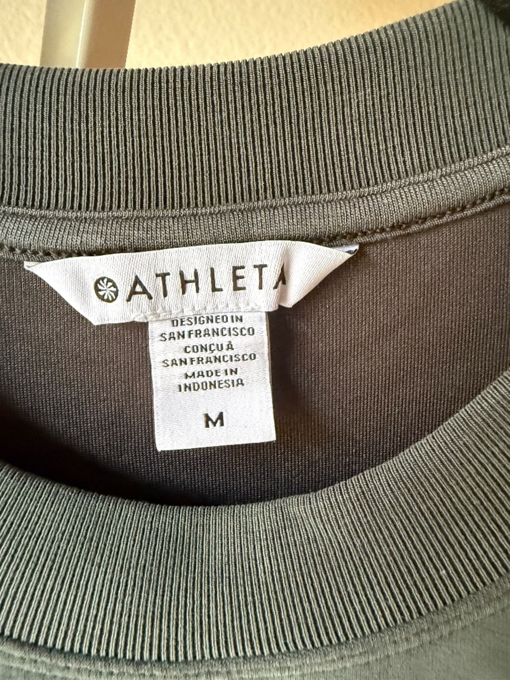 NWT Athleta Seasoft Crewneck Sweatshirt in Elm - Size M